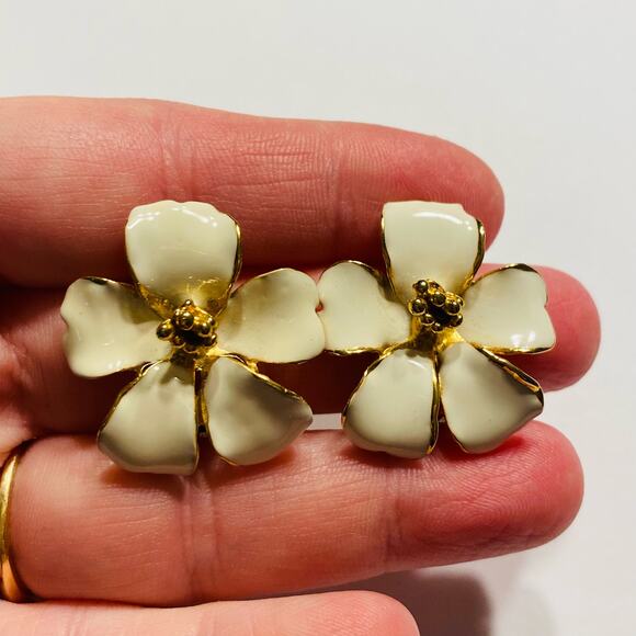 Vintage clip on earrings goldtone & creamy white enamel flowers casual romantic - Picture 8 of 8